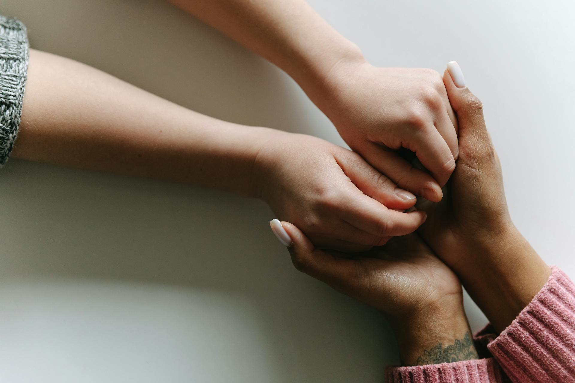 assistance au victime image 2 personnes qui se tiennent les mains