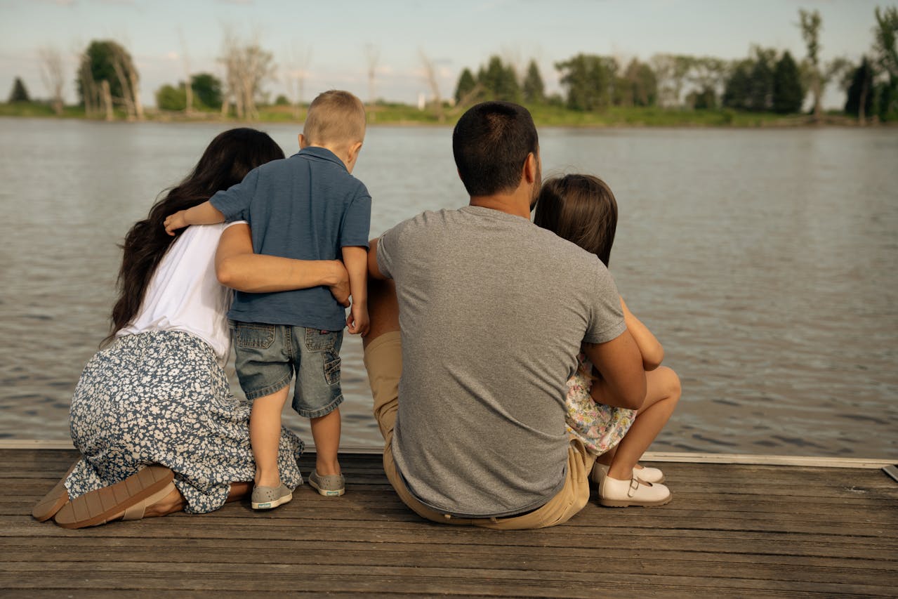 garçon devant ses parents qui se dispute