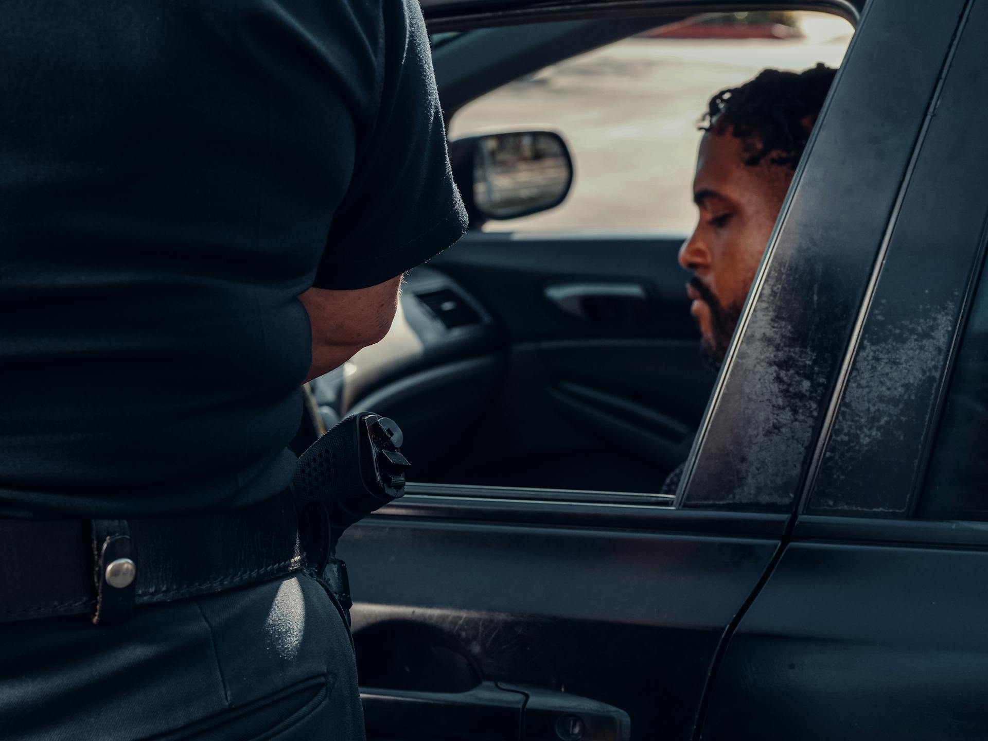 infraction routiere policier qui arrete un citoyen